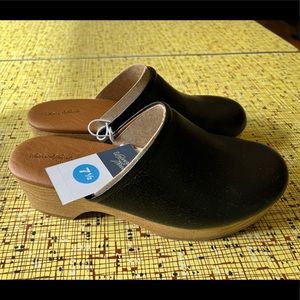 Universal threads 7.5 Magnolia heels *new with tags*